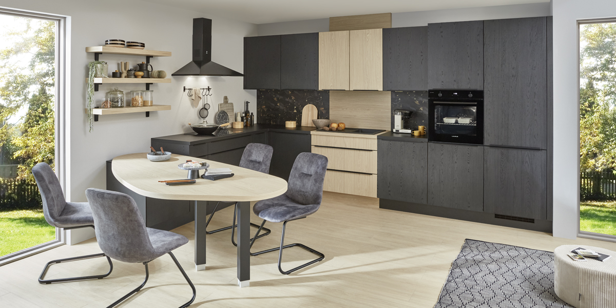 Voor veel plattegronden biedt ze de ideale vorm: de klassieke L-keuken met speciale hoekoplossingen voor kasten en een centrale werkruimte. Dit soort keuken zorgt voor kortere loopwegen, zodat u direct kunt koken en uw creaties een bijzondere toets kunt geven.