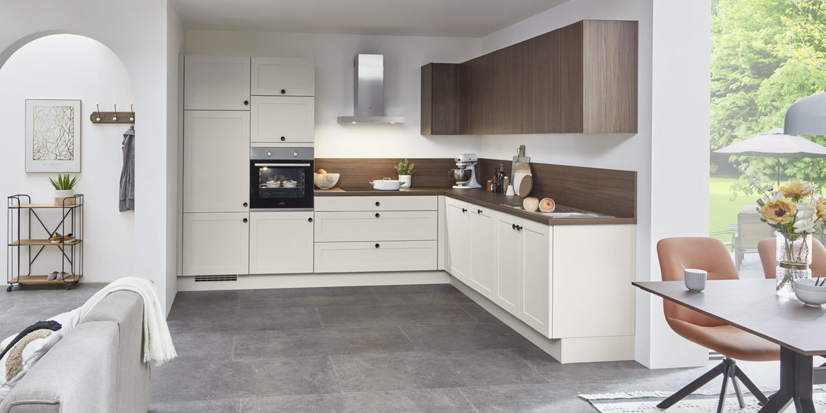 Voor veel plattegronden biedt ze de ideale vorm: de klassieke L-keuken met speciale hoekoplossingen voor kasten en een centrale werkruimte. Dit soort keuken zorgt voor kortere loopwegen, zodat u direct kunt koken en uw creaties een bijzondere toets kunt geven.