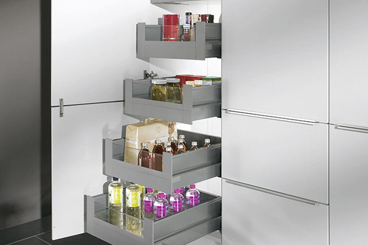 Hoge kasten zijn echt wonderlijke opbergruimtes en bieden dankzij hun speciale indeling ruimte voor verschillende opbergsystemen.